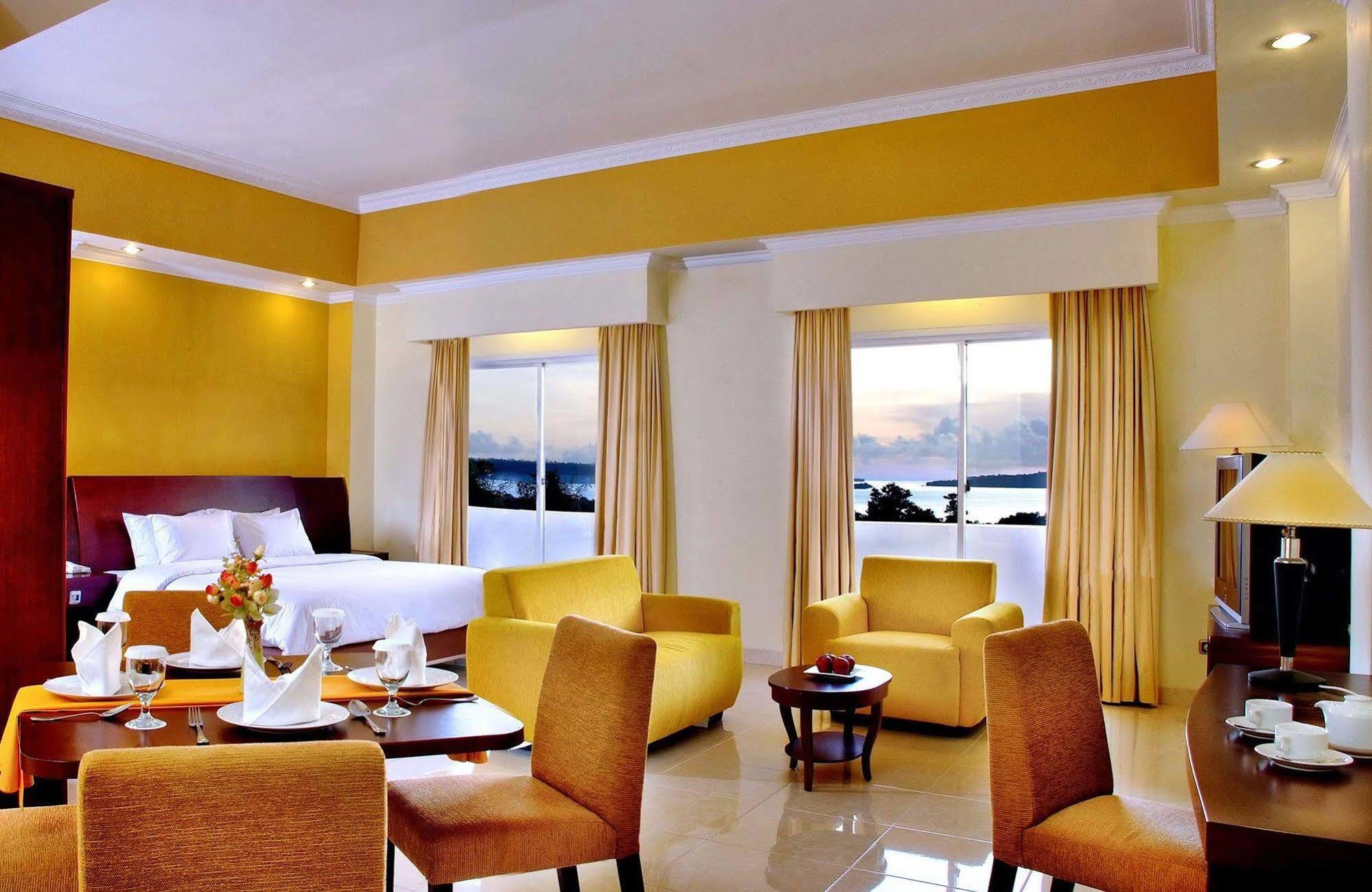 ASTON Niu Manokwari Hotel&Conference Center Exterior foto